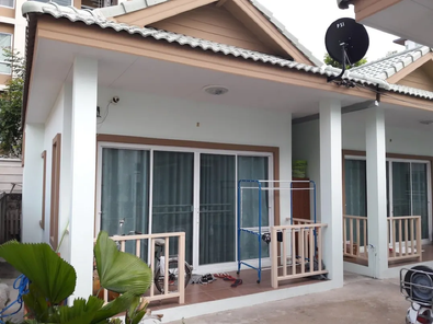 เดอะ เฟิร์ส เรสซิเด้น