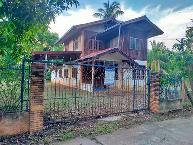 บ้านพักอาศัยครึ่งตึกครึ่งไม้ 2 ชั้น