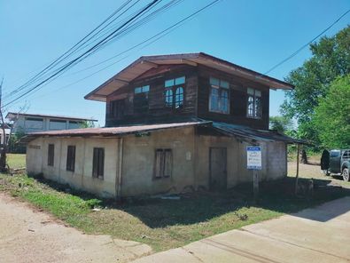 บ้านพักอาศัยครึ่งตึกครึ่งไม้ 2 ชั้น