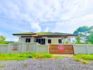 ขายบ้านใหม่ มือ1 ใกล้แม็คโครชุมแพ 5 นาที บ้านเดี่ยว 71 ตร.ว. 3 นอน 2 น้ำ 1 ครัว ราคา 2.49 ล้าน พร้อมของแถมมากมาย