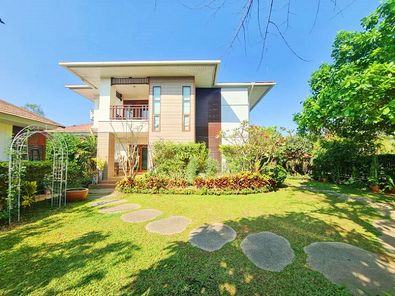 ขายบ้าน โครงการพวงเพชร บ้านสวนหลังใหญ่ในเขตเมืองขอนแก่น แปลงหัวมุมติดถนน 3 ด้าน เป็นส่วนตัว สวนสวยรอบบ้าน ทุกห้องมีระเบียงและเห็นวิวสวน ตรงข้ามสระน้ำ ไม้สักจากลาวเกือบทั้งหลัง เฟอร์ครบครัน ร่มรื่น เงี