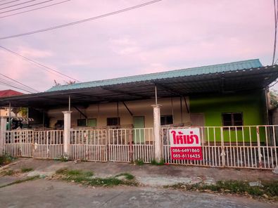 เช่าบ้าน 1 ห้องนอน 1 ห้องครัว จอดรถยนต์หน้าบ้าน ให้เช่า 2500 ถ้าติดแอร์ ให้เช่า 3000 ค่าน้ำค่าไฟ จ่ายหลวง