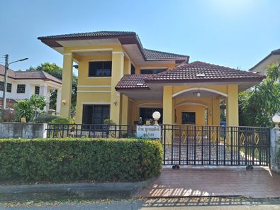 ขายบ้านเดี่ยวสองชั้น ใกล้บึงแก่นนคร  เนื้อที่  102 ตารางวา มีสนามหญ้าหน้าบ้าน