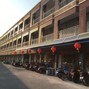 หอพัก สะเร็นน่า ตึก 3 ชั้น