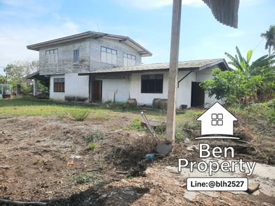 ขายบ้านบ้านครึ่งตึกครึ่งไม้ พร้อมที่ดินแปลงใหญ่ ใจกลางหมู่บ้านสวาย อำเถอเมืองสุรินทร์