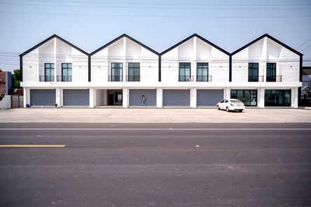 ประกาศขายทาวน์โฮมแฝด สภาพใหม่ 100% ทำเลติดถนนใหญ่ โซนเทศบาลตำบลอิสาณ