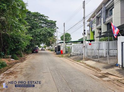 ให้เช่า ตึกแถว 3 ชั้น เนื้อที่ 32.6 ตร.วา สภาพดี หาที่จอดรถง่าย บ้านคำไฮ – เหมาะทำธุรกิจ / ออฟฟิศ