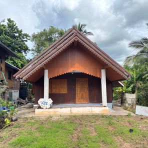 ขายที่ดินแถมบ้านไม้ชั้นเดียว