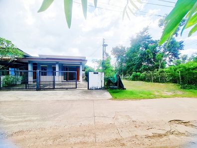 บ้านชั้นเดียว เนื้อที่เกือบงาน สภาพเหมือนใหม่ อายุบ้าน3ปี ราคาถูกมาก ทั้งขายถูกกว่า.เนื้อที่เยอะกว่าบริเวณเดียวกันและยังถูกกว่าราคาประเมินแบงค์4-5แสน บรรยากาศดีมาก ติดถนน2ด้านและอยู่เส้นรอบหมู่บ้านจึง