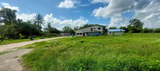 ขายที่ดินแปลงสวย พร้อมสิ่งปลูกสร้าง โรงงานหมูยอชมดี แจ้งสนิท - ศาลากลาง - ท่าบ่อ XkOtLvjz