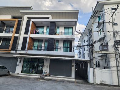 ขายอาคารพาณิชย์ 3 ชั้น พร้อมผู้เช่า โครงการ DComplex(ดี คอมเพล็กซ์) ปิ่นทอง1 ศรีราชา ชลบุรี ใกล้นิคมฯ 600 ม