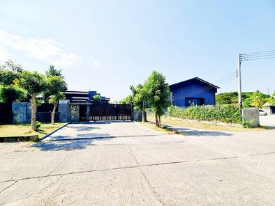 บ้านชั้นเดียวขายต่ำกว่ามูลค่าจริงเกือบ3ล้าน เนื้อที่เยอะ.ไร่นิดๆ ติดถนน2ด้าน ห่างถนนใหญ่250ม. ทำให้เป็นส่วนตัว บรรยากาศดี แต่ไม่เปลี่ยว ตัวอ.ชุมแพ จ.ขอนแก่น