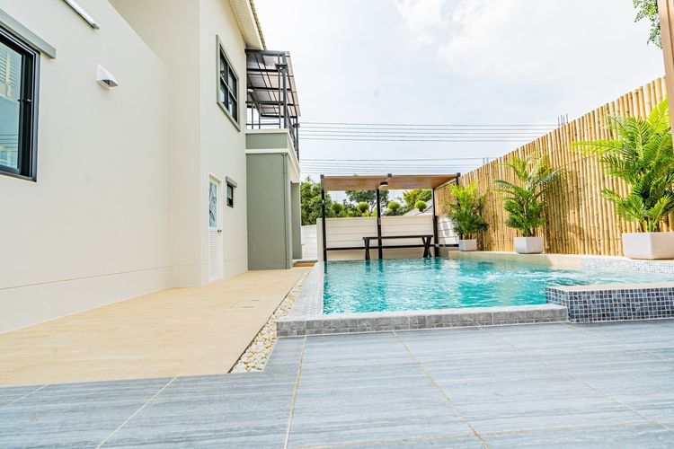 ภาพแบบบ้าน-บ้านเดี่ยว 2 ชั้น พร้อมสระว่ายน้ำ บ้านพร้อมเฟอร์นิเจอร์