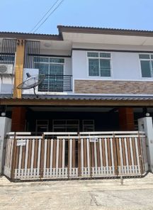 ขายทาวน์เฮ้าส์ 2ชั้น โครงการทรัพย์รุ่งเรืองซิตี้ 2 (อมตะ-พานทอง) อำเภอพานทอง ราคา 2.40 ล้านบาท