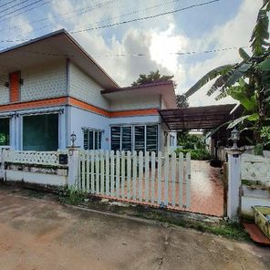 ขายบ้านแฝด 1 ชั้น ในโครงการซาลอนแลนด์มาร์ค ราคา 1.125  ล้านบาท ในอำเภอนิคมพัฒนา